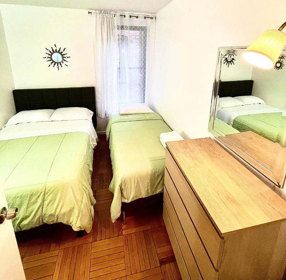 Stunning Two Bed Apt Hells Kitchen Apartment New York Bagian luar foto