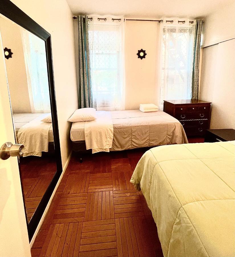 Stunning Two Bed Apt Hells Kitchen Apartment New York Bagian luar foto